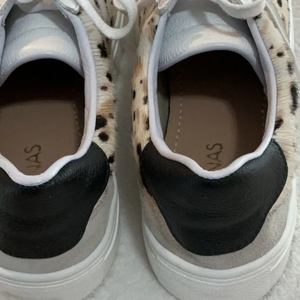 NWOT Kaanas White Leather Sneakers w/ Cheetah Print Fur